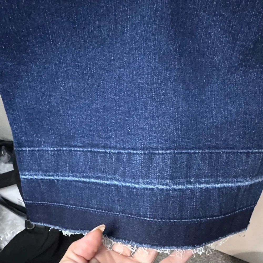 NWT - Dark Blue Wide Leg Women's Jeans with Dostressed Hem - Picture 4 of 7